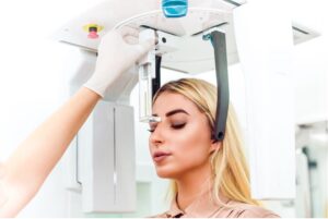 Paziente durante la preparazione a un esame radiografico dentale, immagine illustrativa.