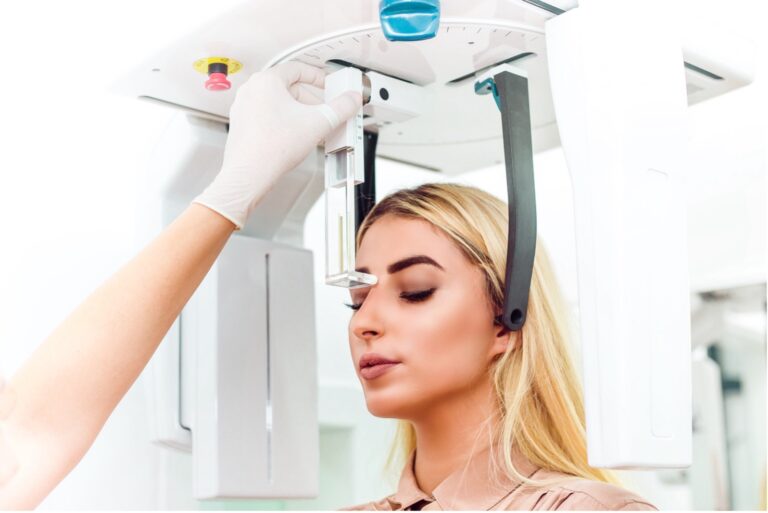 Paziente durante la preparazione a un esame radiografico dentale, immagine illustrativa.