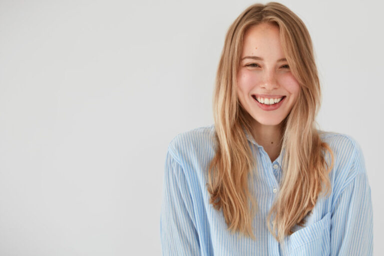 Ritratto di una donna sorridente; fotografia illustrativa della guida ai costi degli impianti dentali