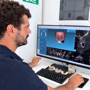 Odontoiatra dello Studio Dentistico Baldari esamina una pianificazione implantare tridimensionale al monitor