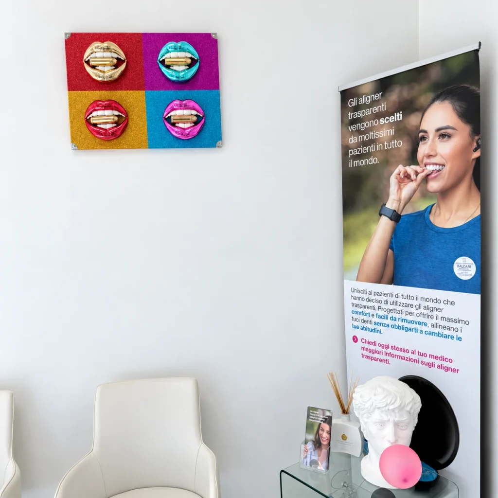Sala d’attesa dello Studio Dentistico Baldari con materiale informativo sugli allineatori trasparenti
